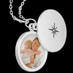 Colar Banhado A Prata Nova mãe, primeira Dia de as mães, bebê e mãe Foto<br><div class="desc">Novo Colar de Dia de as mães da Mãe e do Bebê da Mãe Este é o perfeito e personalizado novo, mãe e bebê foto de colar no cacifo redondo para o dia da primeira mãe. Este é o presente fantástico para a nova mãe e a nova fotografia de um...</div>