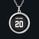 Colar Banhado A Prata Número e nome personalizados preto e branco<br><div class="desc">Este é um produto projetado com um número específico nele. O número pode representar várias coisas, como um número de camisa de atleta favorito, uma data ou ano especial, um número de sorte ou um número de aniversário. Esse produto é frequentemente popular entre fãs esportivos, entusiastas da malhação e qualquer...</div>