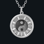 Colar Banhado A Prata Oito Trigrams Yin Yang Gravar-Como o dragão<br><div class="desc">O equilíbrio,  a energia e o bom feng-shui sejam com você onde quer que você vai com este presente do dragão gravado do preto e do símbolo de yang do yin da prata circundados pelos oito Trigrams.</div>