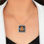 Colar Banhado A Prata Orange Ribbon: Reconhecimento da esclerose múltipl<br><div class="desc">Uma representação estilizada da palavra EM e uma fita laranja simbolizam a consciência e o apoio da esclerose múltipla. Presente perfeito para um lutador de esclerose múltipla.</div>