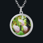 Colar Banhado A Prata Orquídea silvestre de Lady Slipper Rosa<br><div class="desc">Foto de Sandy Slipper silvestre,  Rosa,  feita por Sandy Closs,  tirada no lago Arrohead Ga. Forma de escorregador de rosa claro com veias cor-de-rosa mais escuras. Encontrado crescendo selvagem na floresta,  debaixo de alguns pinheiros orquídeas cor-de-rosa orquídeas florais florais simpatia pela natureza primavera madeira rosa</div>