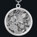 Colar Banhado A Prata Paisley do Ornamentado Preto e Branco<br><div class="desc">Ornamentado paisley em preto e branco. Padrão clássico de design paisley preto e branco. Veja mais designs dos meus colares.</div>