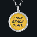 Colar Banhado A Prata Palavra de Palavra de Estado de Long Beach Incomod<br><div class="desc">Confira esses designs da Universidade Estadual da Califórnia em Long Beach! Mostre seu Orgulho Estadual da Califórnia com esses novos produtos da Universidade. Estes são os presentes perfeitos para o estudante de Long Beach, antigos alunos, família, amigo ou fã na sua vida. Todos esses produtos Zazzle são personalizáveis com seu...</div>