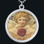 COLAR BANHADO A PRATA PARCHE DE SEAL DE CERAS DE CORAÇÃO ANGEL<br><div class="desc">Design elegante,  clássico e clássico com cupido amoroso,  selo de cera vermelha,  coração e flecha num pergaminho castanho antigo adequado para noivados românticos,  casamentos,  natal,  feriados,  uso familiar ou profissional.</div>