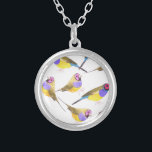 Colar Banhado A Prata Pássaros do passarinho de Gouldian na aguarela<br><div class="desc">Pintura dos pássaros da aguarela do pássaro passarinho de Gouldian ou dos gouldiae masculinos dirigidos vermelhos de Erythrura</div>