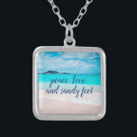 Colar Banhado A Prata Peace Love Sandy Feet Tropical Hawaii Beach Photo<br><div class="desc">"Paz, amor e pés arenosos." Lembre-se do cheiro fresco de sal do ar do oceano sempre que você veste este incrível e vibrante colar de encanto fotográfico. Esse colar vem em pequenos, médios e grandes tamanhos, assim como formas quadradas e circulares. Você pode pedir este colar na sua escolha de...</div>