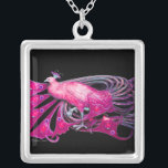 COLAR BANHADO A PRATA PEACOCK ELEGANTE EM PINCO, FUQUSIA E PRETO<br><div class="desc">Design colorida e elegante com gemstones 3D brilhantes design gráfico digital por Búlgaro Lumini. Parte da nova coleção ARCADIA.</div>