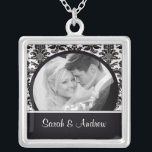 Colar Banhado A Prata Pendente branco do damasco do preto da foto da<br><div class="desc">Colar branca & preta da foto do casal do casamento da foto do damasco!  Presente perfeito para recentemente o casal do wed!</div>