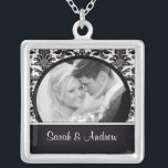 Colar Banhado A Prata Pendente branco do damasco do preto da foto da<br><div class="desc">Colar branca & preta da foto do casal do casamento da foto do damasco!  Presente perfeito para recentemente o casal do wed!</div>