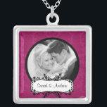 Colar Banhado A Prata Pendente do damasco do rosa do preto da foto da<br><div class="desc">Colar cor-de-rosa & preta da foto do casal do casamento da foto do damasco!  Presente perfeito para recentemente o casal do wed!</div>