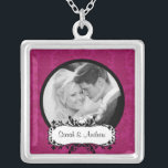 Colar Banhado A Prata Pendente do damasco do rosa do preto da foto da<br><div class="desc">Colar cor-de-rosa & preta da foto do casal do casamento da foto do damasco!  Presente perfeito para recentemente o casal do wed!</div>