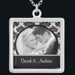 Colar Banhado A Prata Pendente do damasco do rosa do preto da foto da<br><div class="desc">Colar cor-de-rosa & preta da foto do casal do casamento da foto do damasco!  Presente perfeito para recentemente o casal do wed!</div>