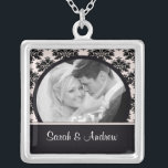 Colar Banhado A Prata Pendente do damasco do rosa do preto da foto da<br><div class="desc">Colar cor-de-rosa & preta da foto do casal do casamento da foto do damasco!  Presente perfeito para recentemente o casal do wed!</div>