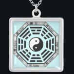 Colar Banhado A Prata Pendente do símbolo de Yin-Yang dos Trigrams do<br><div class="desc">O equilíbrio, a energia e o bom feng-shui sejam com você onde quer que você vai com este presente do símbolo de prata de yin-Yang circundado pelos oito Trigrams. Clique por favor "personalizam-no" o botão à cor do fundo da mudança, IE: branco, cinza, luz - roxo ... .., deste pedir...</div>