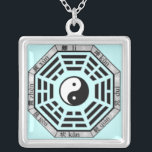 Colar Banhado A Prata Pendente do símbolo de Yin-Yang dos Trigrams do<br><div class="desc">O equilíbrio, a energia e o bom feng-shui sejam com você onde quer que você vai com este presente do símbolo de prata de yin-Yang circundado pelos oito Trigrams. Clique por favor "personalizam-no" o botão à cor do fundo da mudança, IE: branco, cinza, luz - roxo ... .., deste pedir...</div>