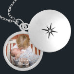 Colar Banhado A Prata Personalizado Adoramos a sua Mamãe Foto Personaliz<br><div class="desc">Perfeito para as mamães,  personalize este medalhão com a foto dos filhos e uma mensagem especial. Personalizou este medalhão,  um belo presente e guardo.</div>