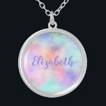 Colar Banhado A Prata Personalize o Rainbow Watercolor Pastel Gift para<br><div class="desc">Monograma deste adorável colar de cor do arco-íris pastel com o nome dela. Faz um presente de excelente para damas de honra,  mãe da noiva,  mãe do noivo,  presente de Dia de as mães ou presente de aniversário.</div>