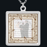 Colar Banhado A Prata Pescoço de Prata da Praça de Casamento da Borbolet<br><div class="desc">Personalize este bonito colar para ter como favores de casamento na sua recepção de casamento ou para ter um como lembrança do seu dia especial. Este colar é também o presente perfeito para a noiva do chá de panela. Personalize adicionando sua foto.</div>