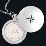 Colar Banhado A Prata Pêssego e Mármore de Cinzas Elegantes Monogramadas<br><div class="desc">A frente de design apresenta um efeito elegante de pêssego e cinza com o tom de "marbling" como fundo para a forma que exibe as iniciais da noiva e do noivo. Sua mensagem de gratidão e a data do casamento cercam design. A aparência de fitas delicadas cobre a design. Projetado...</div>