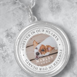 Colar Banhado A Prata Pet Memorial Forever Em Nossos Corações Foto Moder<br><div class="desc">Este design simples e clássico é composto por tipografia serif e adiciona uma foto personalizada. "Para sempre em nossos corações"</div>