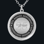 Colar Banhado A Prata Prata Metálica E Preto do Casamento de 25<br><div class="desc">Colar comemorativo do aniversário de 25 com texto personalizável. Prata metálica e preto. Acentos de diamantes brancos.</div>