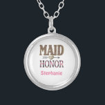 Colar Banhado A Prata Presente de Madrinha de casamento de Impressão do<br><div class="desc">Personalize este colar prateado ou este medalhão com Madrinha de casamento com o nome dela. Um presente de excelente para a sua Madrinha de casamento. Veja também as damas de honra e os colares da mãe.</div>