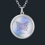 Colar Banhado A Prata Púrpura Azul Holográfico Borboleta Monograma Nome<br><div class="desc">Uma elegante borboleta preta aberta sobre um fundo holográfico azul roxo. Seu nome está escrito abaixo em uma fonte divertida.</div>