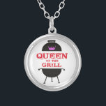 Colar Banhado A Prata Rainha Da Grelha, Coroa Rosa Vermelha<br><div class="desc">Celebre a Rainha do Grill em sua vida com este gráfico ilustrativo divertido,  trendy e legal. Perfeito para o Dia das Mães,  aniversário da mãe,  4 de julho,  Dia da Independência ou apenas para comemorar um churrasco de verão.</div>