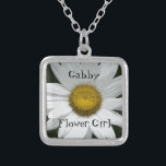 Colar Banhado A Prata Rapariga de Flor de Casamento de Margarida Branca<br><div class="desc">O bonito Necklace da Menina de Flor Branca de Casamento Branca faz um presente personalizado único para sua florzinha. Personalize-o para alterar o texto para criar uma Bridesmaid ou Colar Madrinha de casamento. Esta joia de casamento botânica elegante e personalizada apresenta uma fotografia floral colorida de uma flor margarida branca...</div>