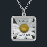 Colar Banhado A Prata Rapariga de Flor de Casamento de Margarida Branca<br><div class="desc">O bonito Necklace da Menina de Flor Branca de Casamento Branca faz um presente personalizado único para sua florzinha. Personalize-o para alterar o texto para criar uma Bridesmaid ou Colar Madrinha de casamento. Esta joia de casamento botânica elegante e personalizada apresenta uma fotografia floral colorida de uma flor margarida branca...</div>