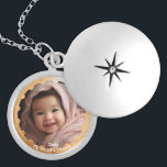 Colar Banhado A Prata Retrato Fotográfico Personalizado e Bonito<br><div class="desc">Apanhem-se a cada momento com a nossa personalizável Colar de Foto Portrait Locket do Zazzle! Mantenha o seu amado perto com este armário elegante, personalizável com uma fotografia precioso da sua filha. Feita com cuidado, é um eterno que ela vai adorar. Peça a sua hoje e memórias amadas pelo carregar...</div>