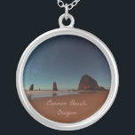 Colar Banhado A Prata Rock Haystack do Oregon Beach<br><div class="desc">Cannon Beach Oregon Haystack Rock,  fotografia de praia linda com estrelas sobre o oceano.</div>