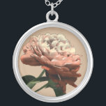 Colar Banhado A Prata Rosa vermelha Ruby com Destaques Brancos<br><div class="desc">Uma Chariklia Zarris original,  esta rosa vermelha de rubi se estende em direção a uma luz iluminando suas pétalas. É o sol brilhando na rosa,  ou uma luz artificial? Um excelente para começar sua coleção de arte!</div>