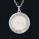 Colar Banhado A Prata rosas brancas românticas personalizadas<br><div class="desc">Rosa para as suas esposas,  namoradas,  filha,  mãe! Belo presente de aniversário,  aniversário e muito mais. Projetado por Marion Trabalho de arte. Você pode personalizar o design ou transferi-lo para outro produto! Mude o texto!</div>
