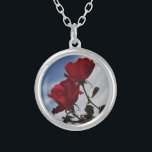 Colar Banhado A Prata Rosas vermelhas contra o céu azul brilhante<br><div class="desc">Rosas vermelhas Contra uma Foto Brilhante do Céu Azul por Sandy Closs,  tirada no lago Arrohead. "rosa vermelha""rosas vermelhas""rosa rosa rosa""rosas cor-de-rosa""casamentos""presente de amor""flor vermelha""flores vermelhas" rosa vermelho azul vermelho rosa "presentes com rosas"</div>
