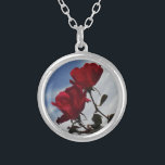 Colar Banhado A Prata Rosas vermelhas contra o céu azul brilhante<br><div class="desc">Rosas vermelhas Contra uma Foto Brilhante do Céu Azul por Sandy Closs,  tirada no lago Arrohead. "rosa vermelha""rosas vermelhas""rosa rosa rosa""rosas cor-de-rosa""casamentos""presente de amor""flor vermelha""flores vermelhas" rosa vermelho azul vermelho rosa "presentes com rosas"</div>