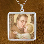 Colar Banhado A Prata Rua. Anthony de Pádua e a Criança Cristo (JM 05)<br><div class="desc">Rua. Anthony de Pádua (1195-1231) é um dos santos mais populares da Igreja. Primeiro introduzido como um motivo artístico no século 17, a Rua Anthony segurando a Criança Cristo foi traduzida em todos os modos de mídia artística pelo mundo, especialmente onde missionários franciscanos espalharam a Palavra. Nessa esplêndida representação, a...</div>