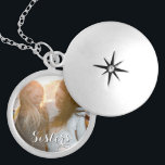 Colar Banhado A Prata Script de Irmãs de Presentes de Fotografias Person<br><div class="desc">Dê a sua irmã uma lembrança memorável com um medalhão de fotos personalizado.</div>