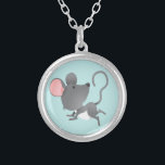 Colar Banhado A Prata Silencioso como um Rato de Cartoon Animal<br><div class="desc">Uma pequena imagem de desenho animado do mouse sobre um fundo azul claro. Você pode alterar o plano de fundo azul para outra cor usando as seleções de fundo. Isto faz um belo presente para crianças.</div>