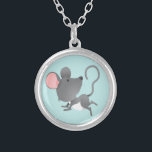 Colar Banhado A Prata Silencioso como um Rato de Cartoon Animal<br><div class="desc">Uma pequena imagem de desenho animado do mouse sobre um fundo azul claro. Você pode alterar o plano de fundo azul para outra cor usando as seleções de fundo. Isto faz um belo presente para crianças.</div>