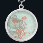 Colar Banhado A Prata Silhueta de Flores Vermelhas em Fundo Teal<br><div class="desc">Três flores vermelhas contrastam com um fundo especial nesta pintura de Megan Meagher. Uma silhueta de outra flor se inclina da esquerda da impressão. Uma peça simples com muita coisa acontecendo. Isso seria um belo presente para um amigo ou amado que gosta de arte!</div>