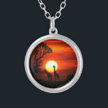 Colar Banhado A Prata Silhuetas africanas do animal do por do sol do<br><div class="desc">Composição para trás iluminada impressionante da foto dos girafas e do rinoceronte mostrada em silhueta contra o sol de ajuste.</div>