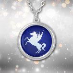 Colar Banhado A Prata Silver Unicorn em Royal Blue<br><div class="desc">Este colar bonito tem um fundo azul real profundo que parece quase brilhar. No centro está uma imagem de unicórnio brilhante que cria prata. Mágico! Não se esqueça de ver os brincos correspondentes na nossa loja.</div>