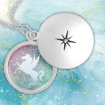 Colar Banhado A Prata Silver Unicorn no Sparkle<br><div class="desc">Este colar bonito tem um colar de morango rosa,  verde e lacrimogênio. No centro está uma imagem de unicórnio brilhante que cria prata. Mágico! Não se esqueça de ver os brincos correspondentes na nossa loja.</div>