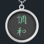 Colar Banhado A Prata Símbolo japonês da caligrafia do Kanji da harmonia<br><div class="desc">Para mais goste disto, visita Sobre este design: O Kanji é os caráteres chineses logográficos (ou ideaographic) adotados que são usados no sistema de escrita japonês moderno. O termo japonês "kanji" para os caráteres chineses significa literalmente de "caráteres Han" e é o mesmo termo escrito na língua chinesa a referir...</div>