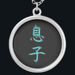 Colar Banhado A Prata Símbolo japonês da caligrafia do Kanji do filho<br><div class="desc">Para mais goste disto, visita Sobre este design: O Kanji é os caráteres chineses logográficos (ou ideaographic) adotados que são usados no sistema de escrita japonês moderno. O termo japonês "kanji" para os caráteres chineses significa literalmente de "caráteres Han" e é o mesmo termo escrito na língua chinesa a referir...</div>