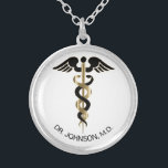 Colar Banhado A Prata Símbolo Médico Personalizado Caduceus - Dourado<br><div class="desc">Símbolo Médico Personalizado Caduceus Necklace pronto para você personalizar. ✔ Nota: Nem todas as áreas de modelo precisam ser alteradas. 📌 Se você precisar de mais personalização, clique no botão "Clique para Personalizar mais" ou "Personalizar ou Editar Design" e use nossa ferramenta design para redimensionar, girar, alterar a cor do...</div>