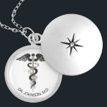 Colar Banhado A Prata Símbolo médico personalizado Caduceus Locket Neckl<br><div class="desc">Símbolo Médico Personalizado Caduceus Necklace pronto para você personalizar. ✔ Nota: Nem todas as áreas de modelo precisam ser alteradas. 📌 Se você precisar de mais personalização, clique no botão "Clique para Personalizar mais" ou "Personalizar ou Editar Design" e use nossa ferramenta design para redimensionar, girar, alterar a cor do...</div>