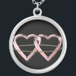 Colar Banhado A Prata Símbolo pagão do casamento<br><div class="desc">Dois corações cor-de-rosa cercados por um anel dourado,  pelo amor de simbolização cor-de-rosa da cor,  pelo romance,  pela harmonia da honra e pela amizade. O círculo que liga os dois corações junto. Camisas e presentes pagãos do símbolo T do casamento.</div>