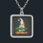 Colar Banhado A Prata *~* Sinalizador de Abstrato de NOME IRLANDÊS IRLAN<br><div class="desc">Que maravilhosa diversão certeira e patriótica Orgulho Irlandês Irlandês GNOME segurando um CORAÇÃO com cores de bandeira irlandesa. * IRLANDA IRLANDA IRLANDESA FLAG BRUSH STROKE Simple Abstrato IRISH flag color Green White and ORANGE. Abstrato popular moderno Simples Colorida Criativa Brincadeira Patriótica Orgulho Irlandês GNOME IRISH. IRLANDA, estilo Abstrato de bandeira...</div>
